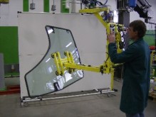 Handling glasses in the automotive industry