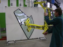 Handling glasses in the automotive industry